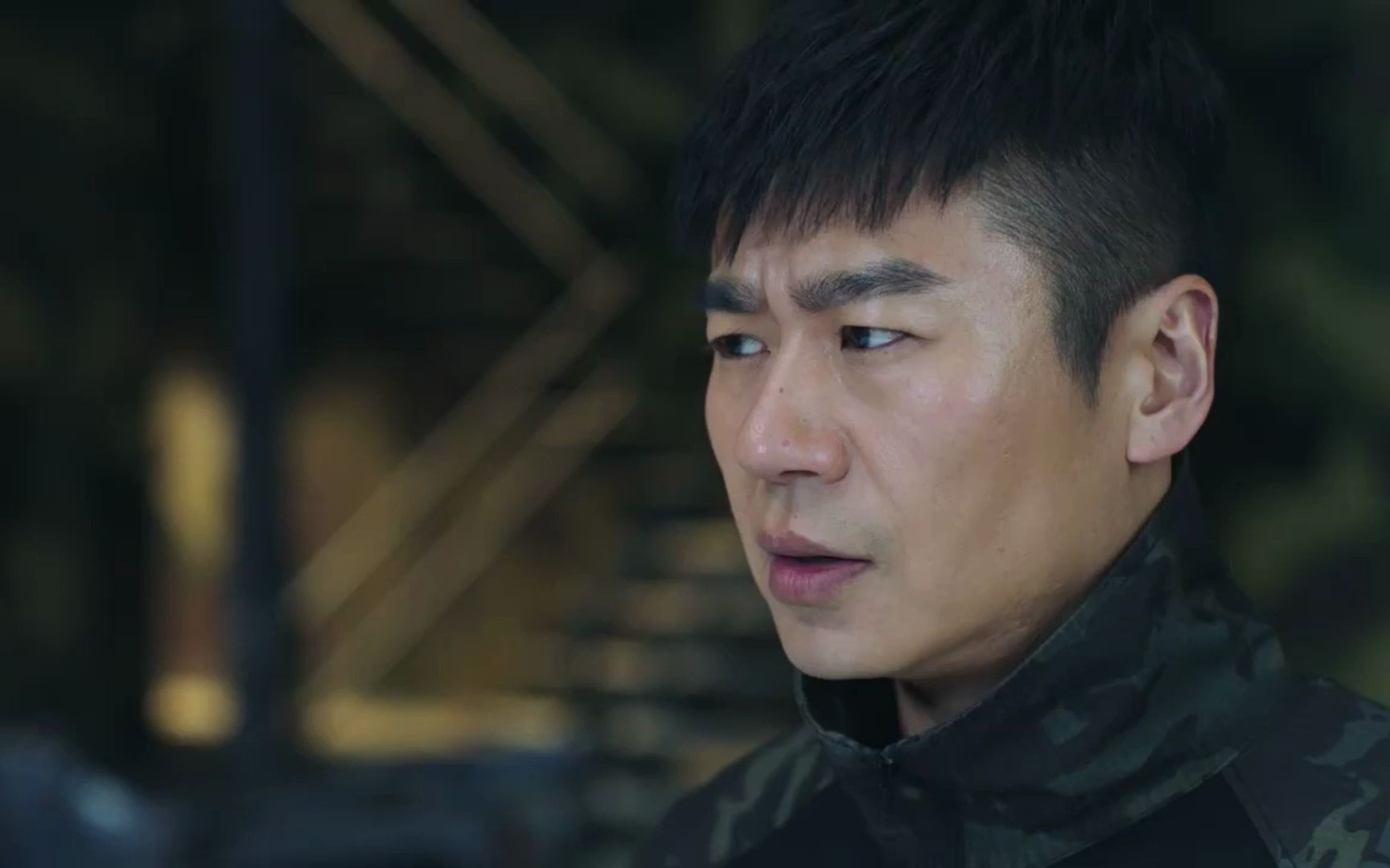 程唐头一个被拎出来负重跑圈,马雄故意贬低众人来激怒他们