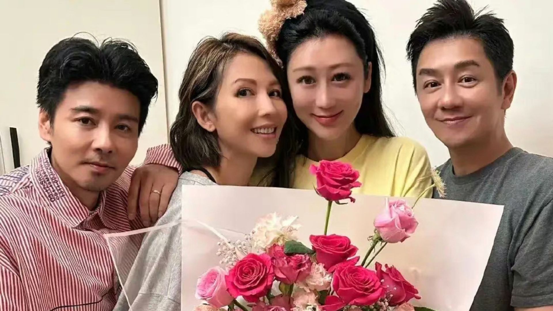 蔡少芬夫妇庆蒋丽莎38岁生日,两对夫妻感情好,蔡少芬穿搭被吐槽