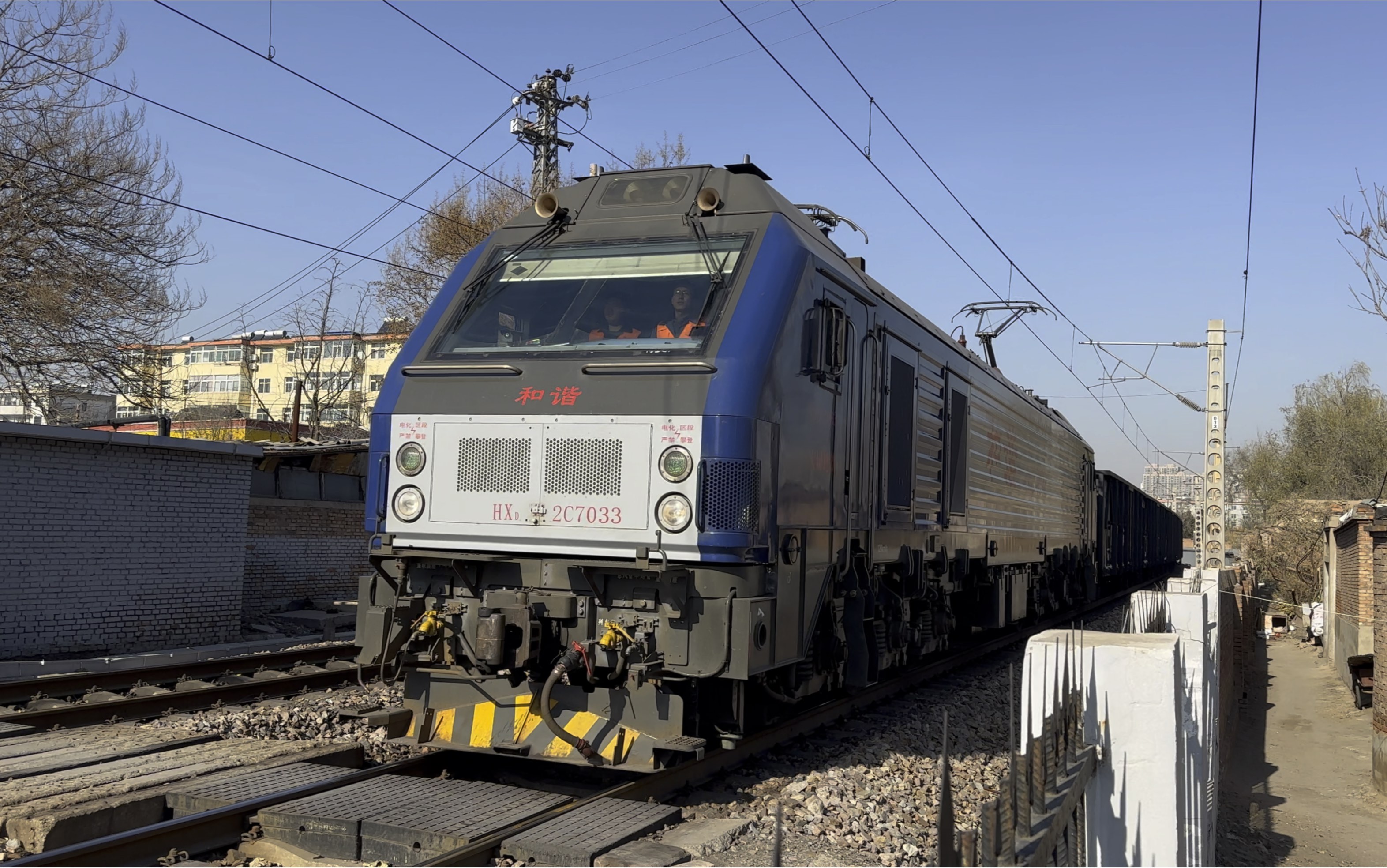 大同地铁hxd2c 7033牵引敞车通过372道口