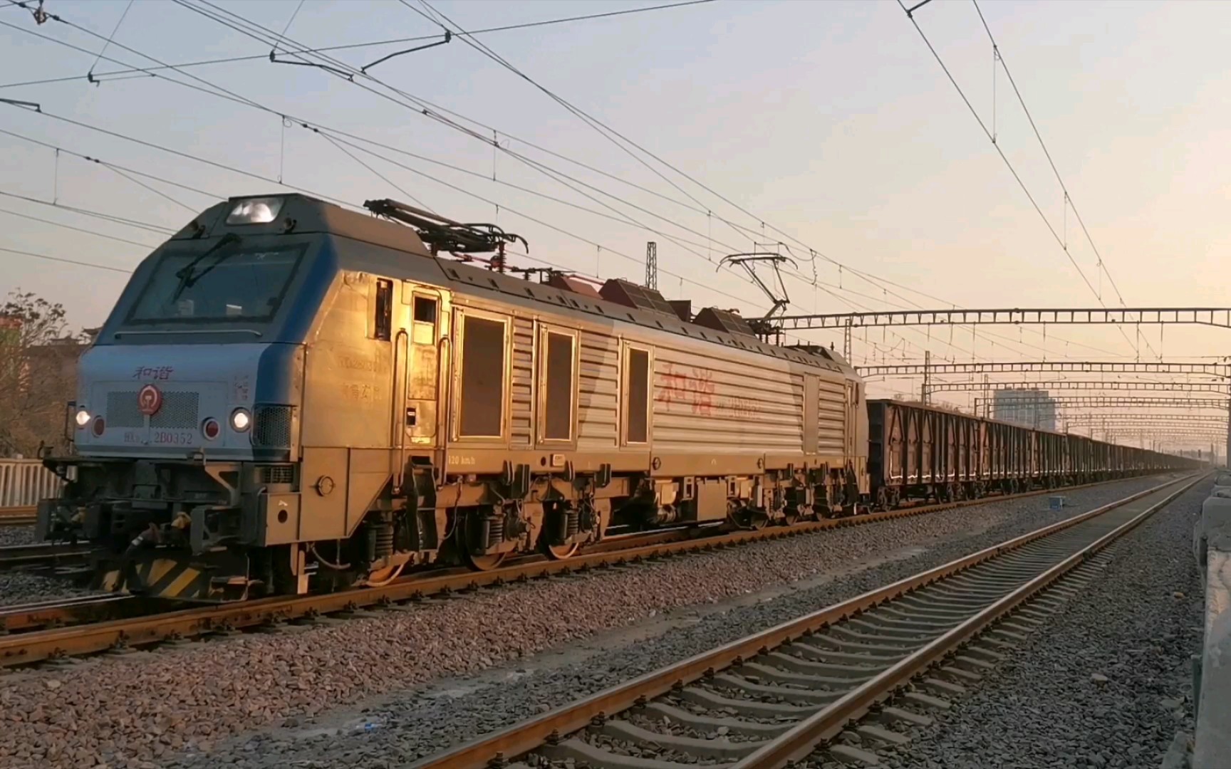 两列hxd2b牵引敞车大列,交汇于正定站南咽喉,京广线京局管内最常见