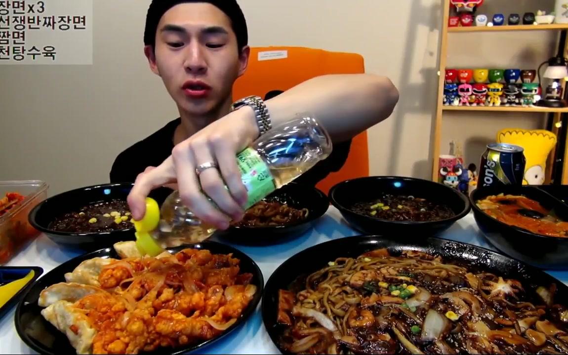 韩国大胃王奔驰小哥吃炸酱面咀嚼声吃播声音一流深夜放毒耳机党福利