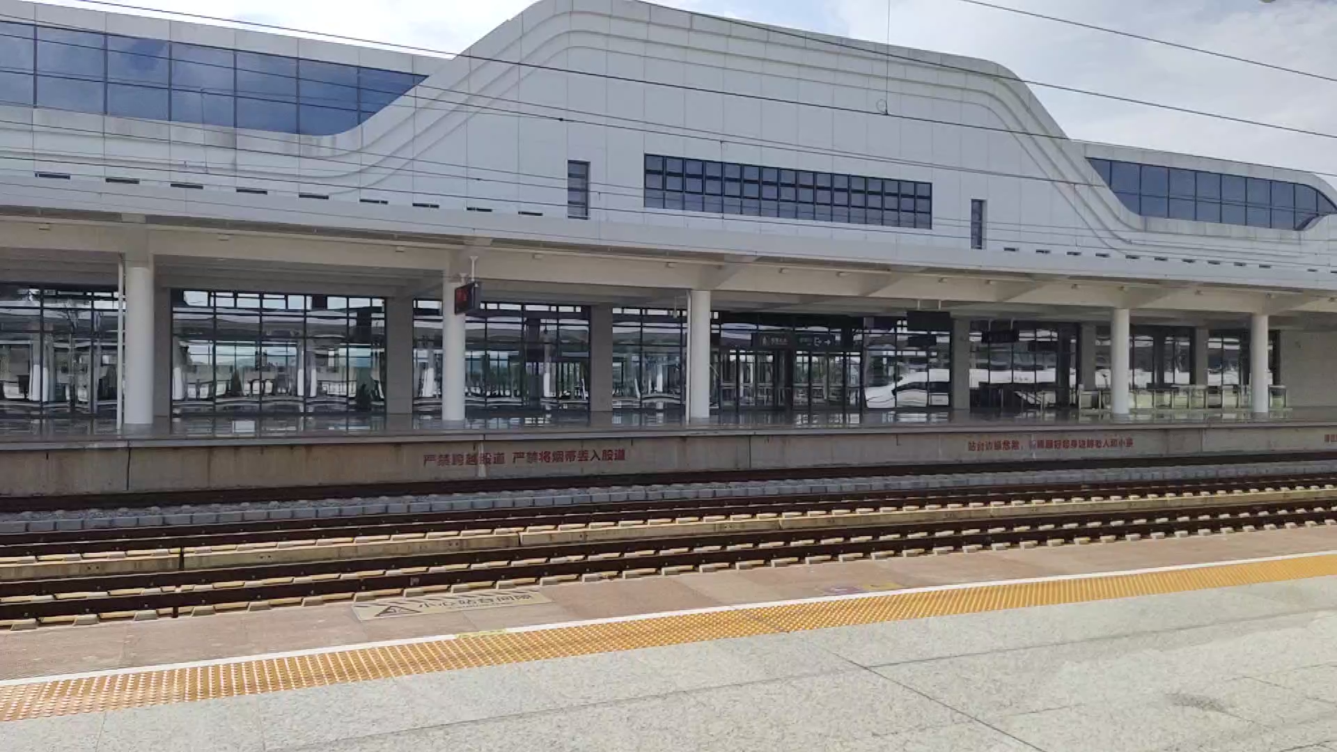 站台视角g2295次列车高速跨越峡江高速场