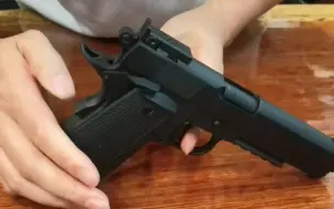 Video herunterladen: 图鹰1911。真香！模型玩具手枪。#电动抛壳激光 #影视道具 #军事武器 #好物推荐 #乖巧虎