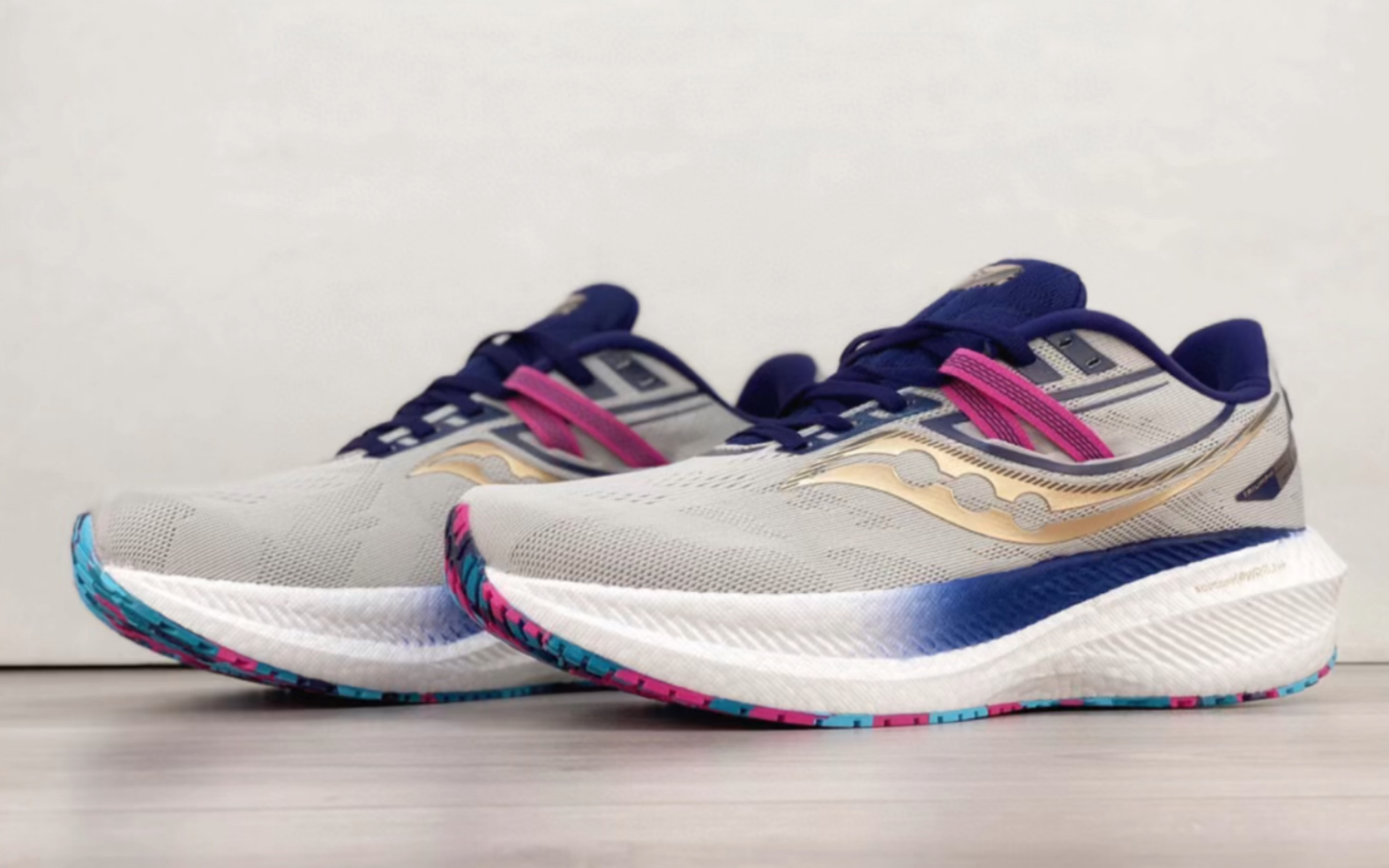 索康尼胜利 saucony triumph 20代 网面缓震跑鞋