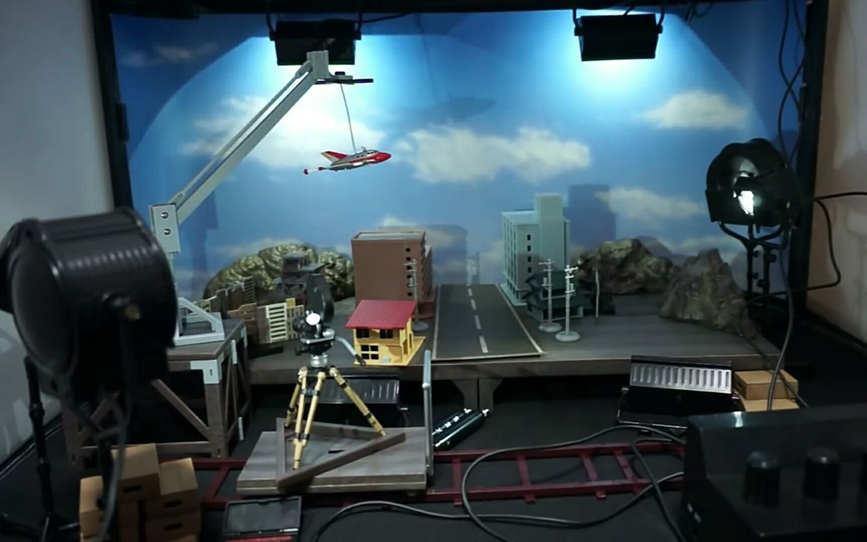 转载〕特摄拍摄场景还原!_哔哩哔哩 (゜-゜)つロ 干杯~-bilibili