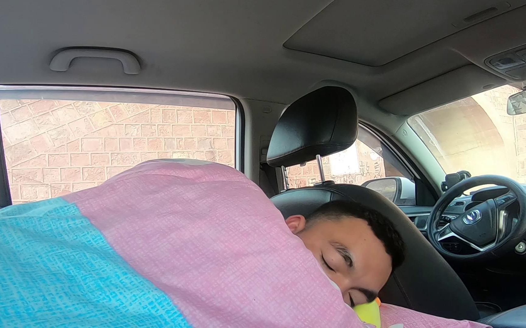 自驾游小伙睡车上清晨煮碗稀饭煎两个鸡蛋西藏的早上好冷