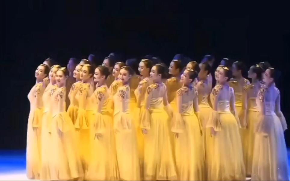 青春靓丽的恒大歌舞团美女,为何偏偏喜欢如此性感火辣的舞蹈呢?