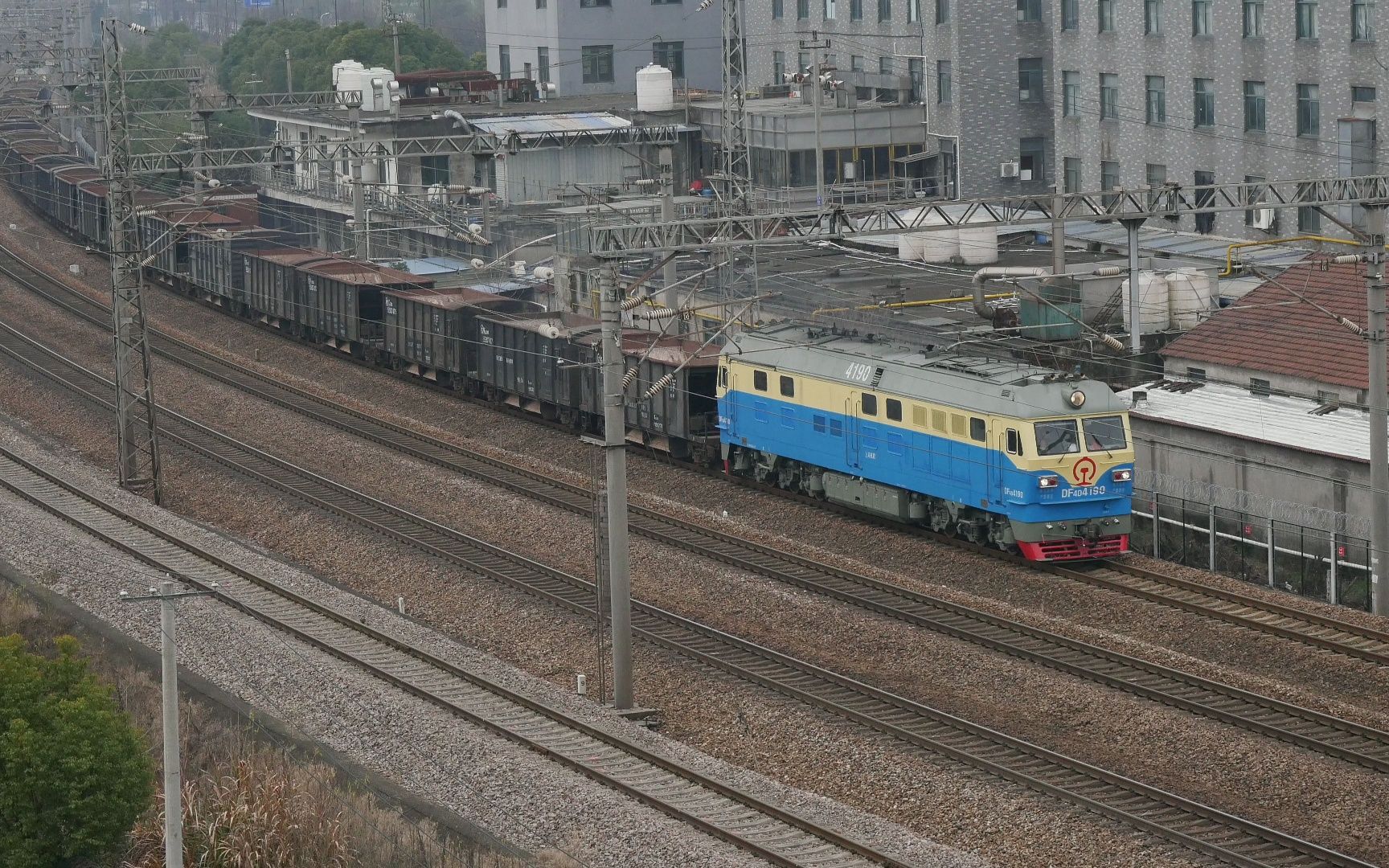 3 14:13 沪昆铁路]【萧山站】df4d 4190牵引57782,尾挂df4d 4224,萧山