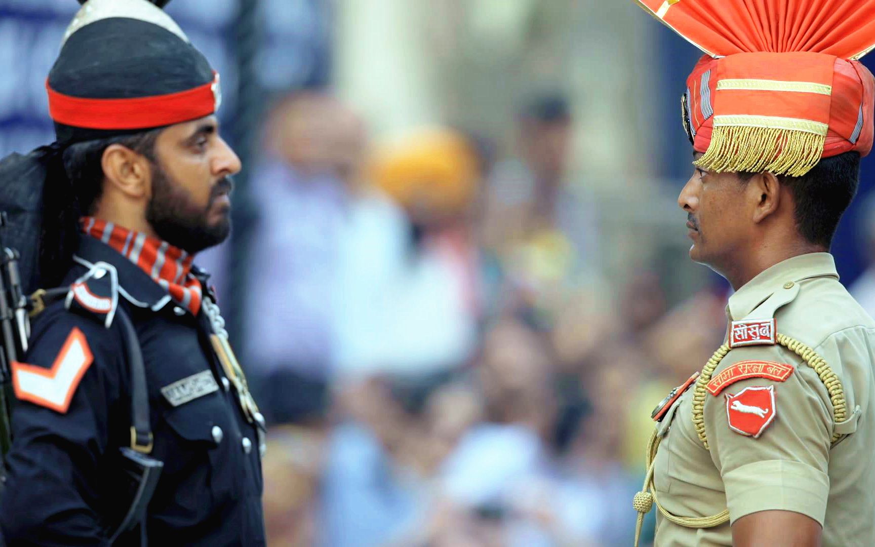 「侣行」实拍印巴边境降旗仪式现场:巴基斯坦士兵和印度士兵竟互相