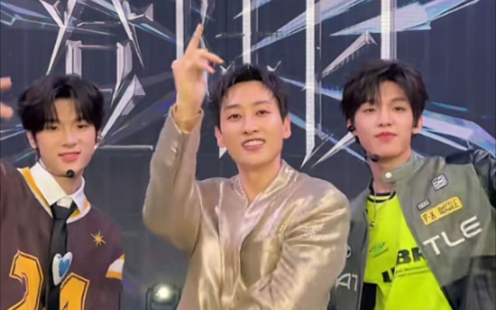 张泽禹张峻豪和super junior李赫宰一起cha《sorry sorry》