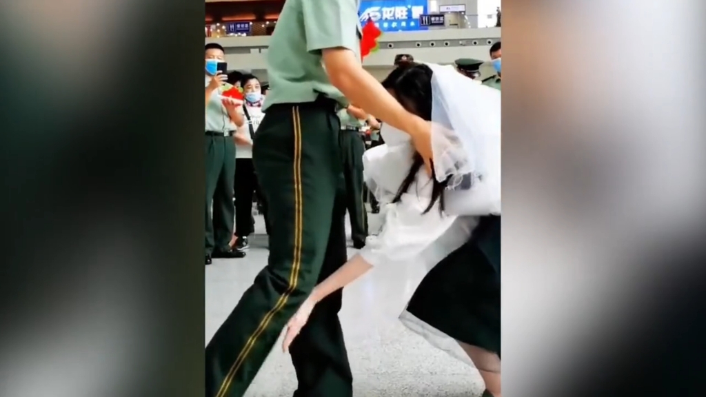 [图]盘点子弟兵的爱情感人瞬间，武警单膝跪地的瞬间，女友双膝跪地！