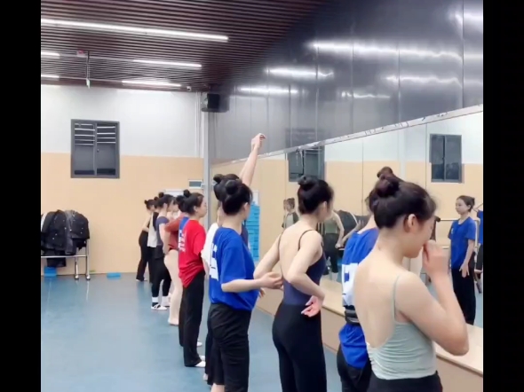 舞蹈生练倒立,上不去的挨棍