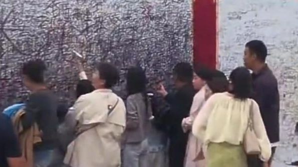 国庆假期，山西运城鹳雀楼景区签名墙爆火，其中陕西省版面人气最高，大家感慨这就是秦晋之好的真实写照。