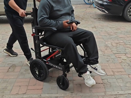 黑色经典老人轮椅爬楼机