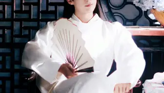 “ 素 衣 翩 翩 ，难 掩 绝 色 ”