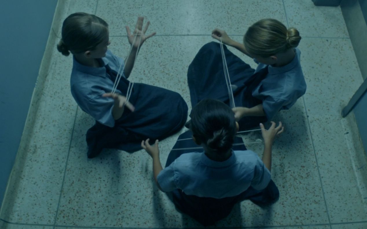 悬疑电影芳龄十六换脸机构圈养一群孩子到16岁就被富人买走