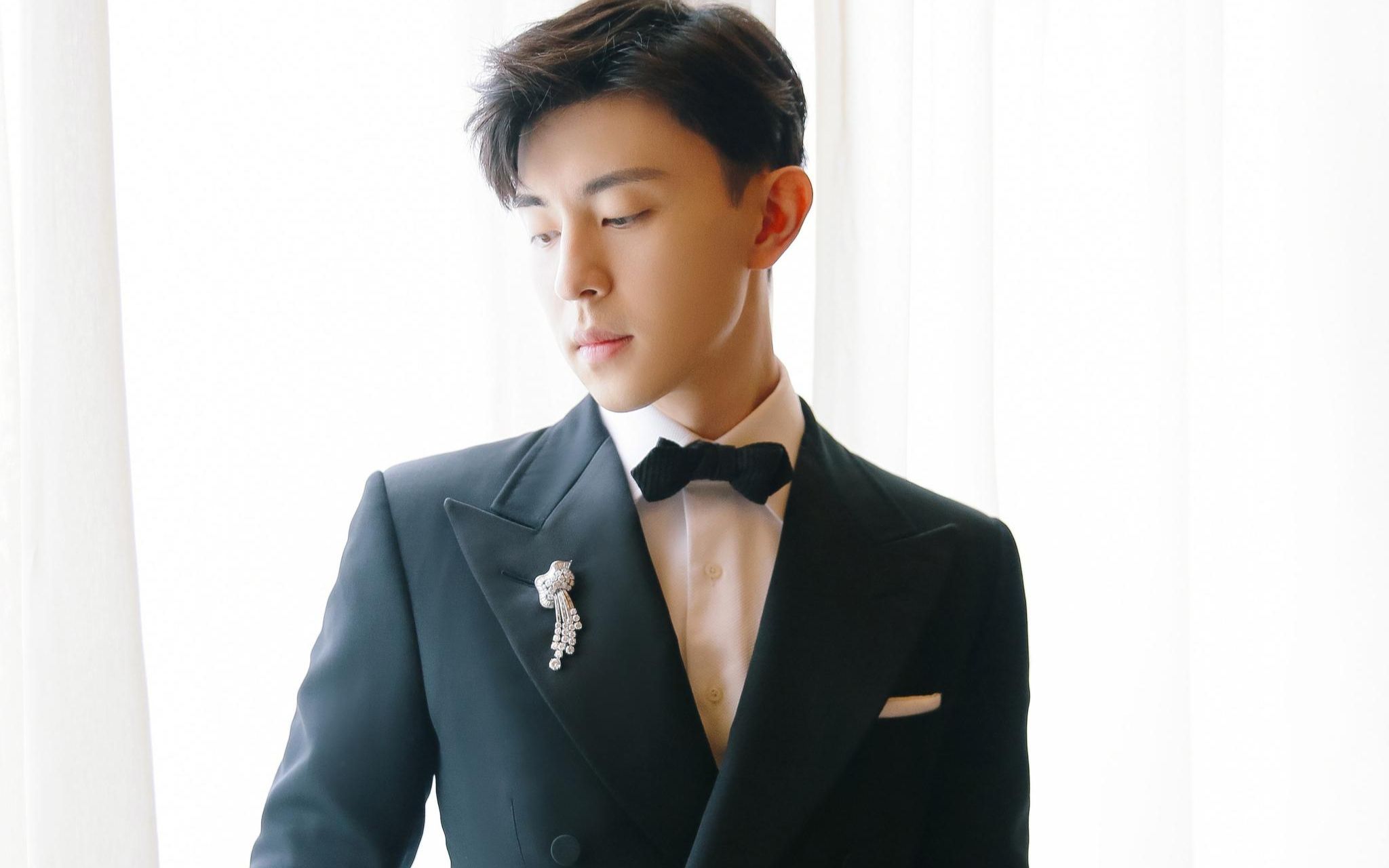 邓伦向全世界安利邓伦有多少人是在梦里与他相遇的笑容是如此的甜蜜