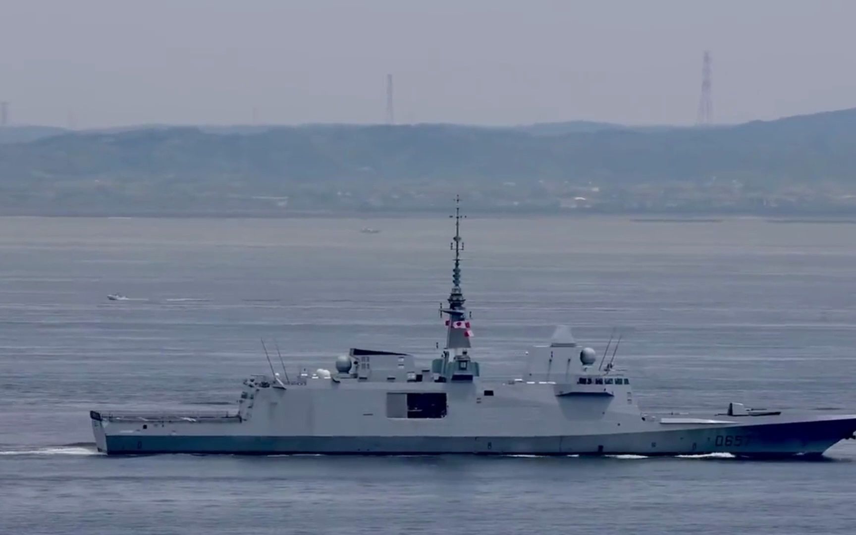 法国海军阿基坦级护卫舰洛林号离开东京湾