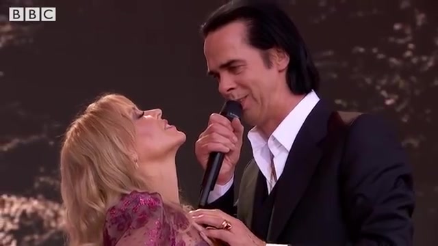 [图]Kylie Minogue - Where The Wild Roses Grow (feat. Nick Cave) (Glastonbury 2019)