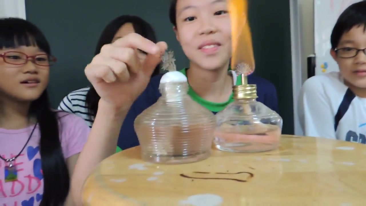 弯弯学生用手将酒精灯引燃神奇的实验