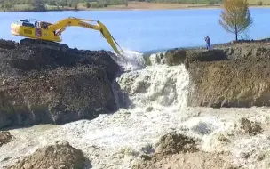 Скачать видео: 用挖掘机拆除暴虐河狸坝