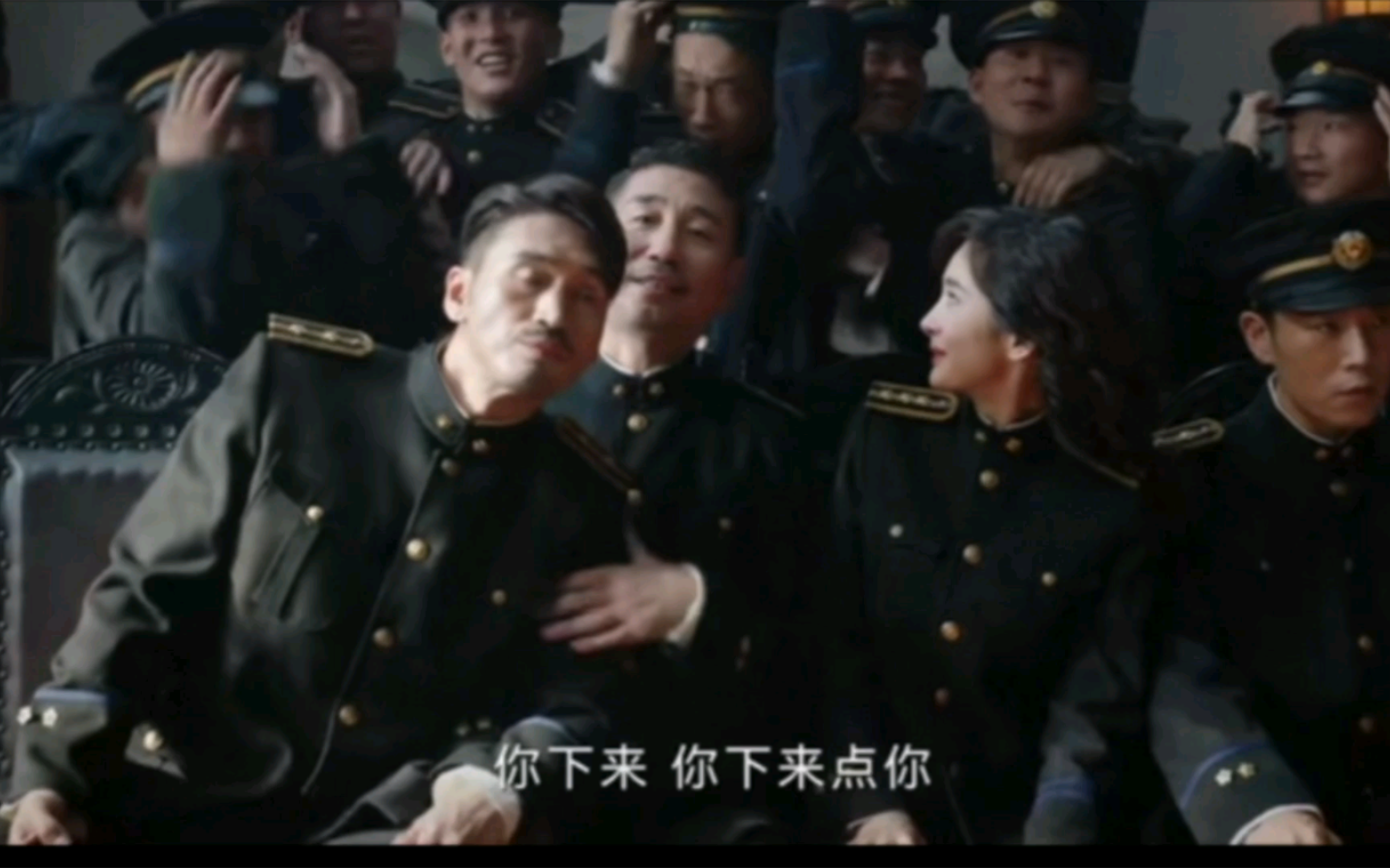 【哈尔滨1944】胡彬抢座这段好好笑,胡彬:我只想坐近点儿哔哩哔哩bilibili