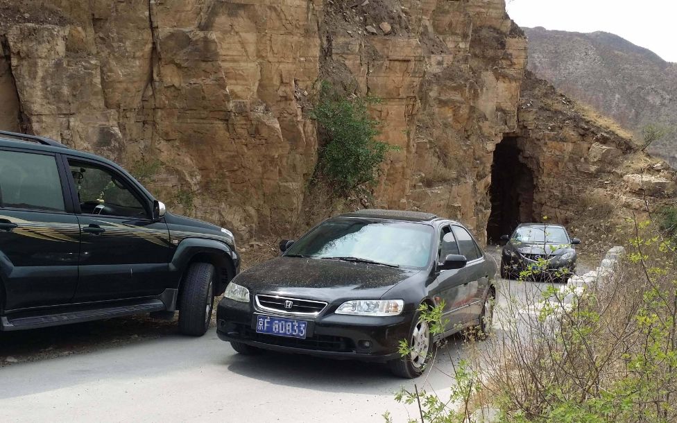 新手窄路会车紧张记住这2个点轻松判断车宽和轮胎位置