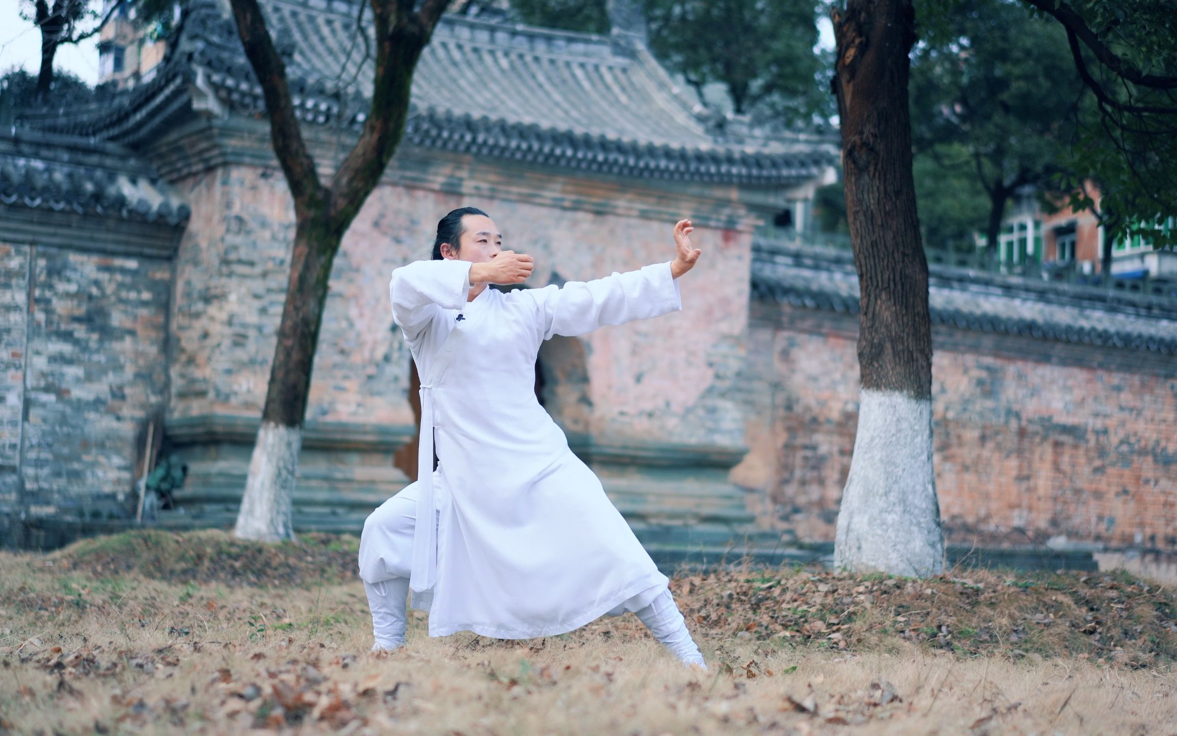 [图]武当古法涉身八段锦 前两式详解，练习无需器械，不受场地局限，简单易学，节省时间，作用极其显著；效果适合于男女老少