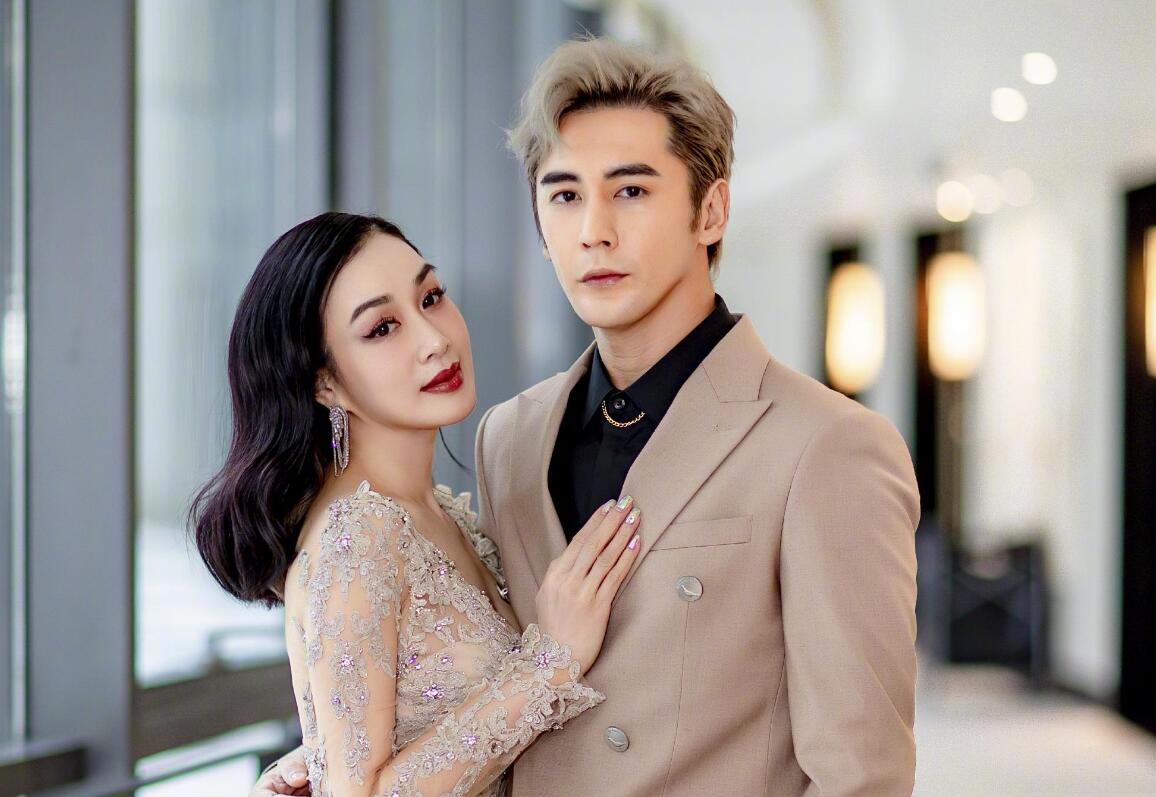 钟丽缇去机场送老公,不顾路人接二连三索吻,张伦硕害羞逃走