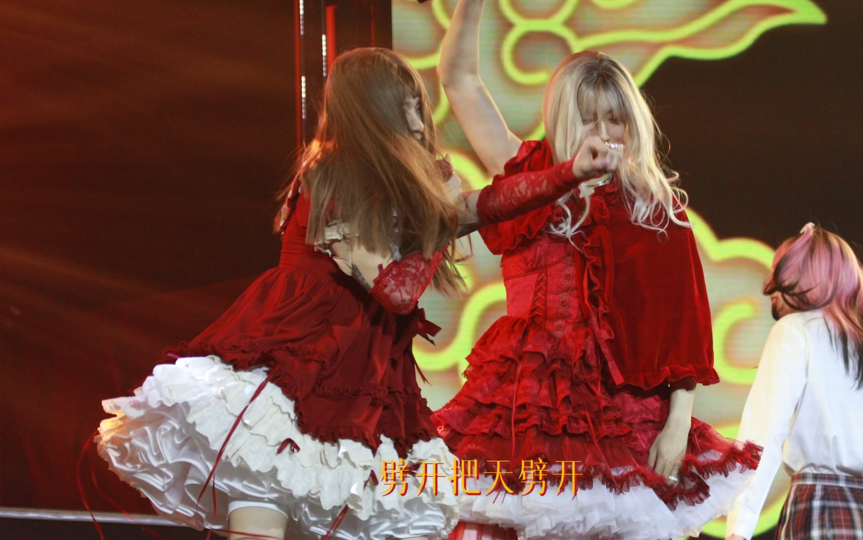 【oner】 震惊!某男团穿女装跳九天狂龙!