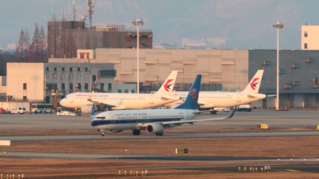 南航波音737滑行