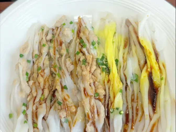 思路打开，肠粉如此简单，配碗牛肉丸生菜汤，鲜美暖胃～