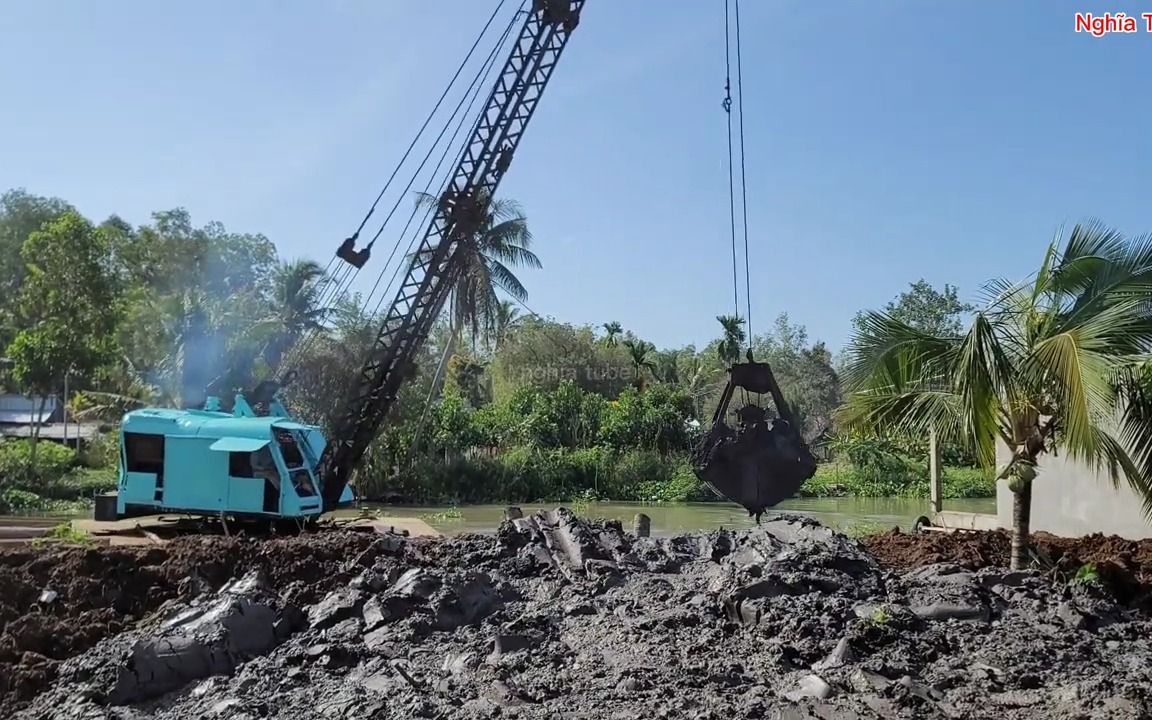 抓斗起重机在越南河道清理淤泥
