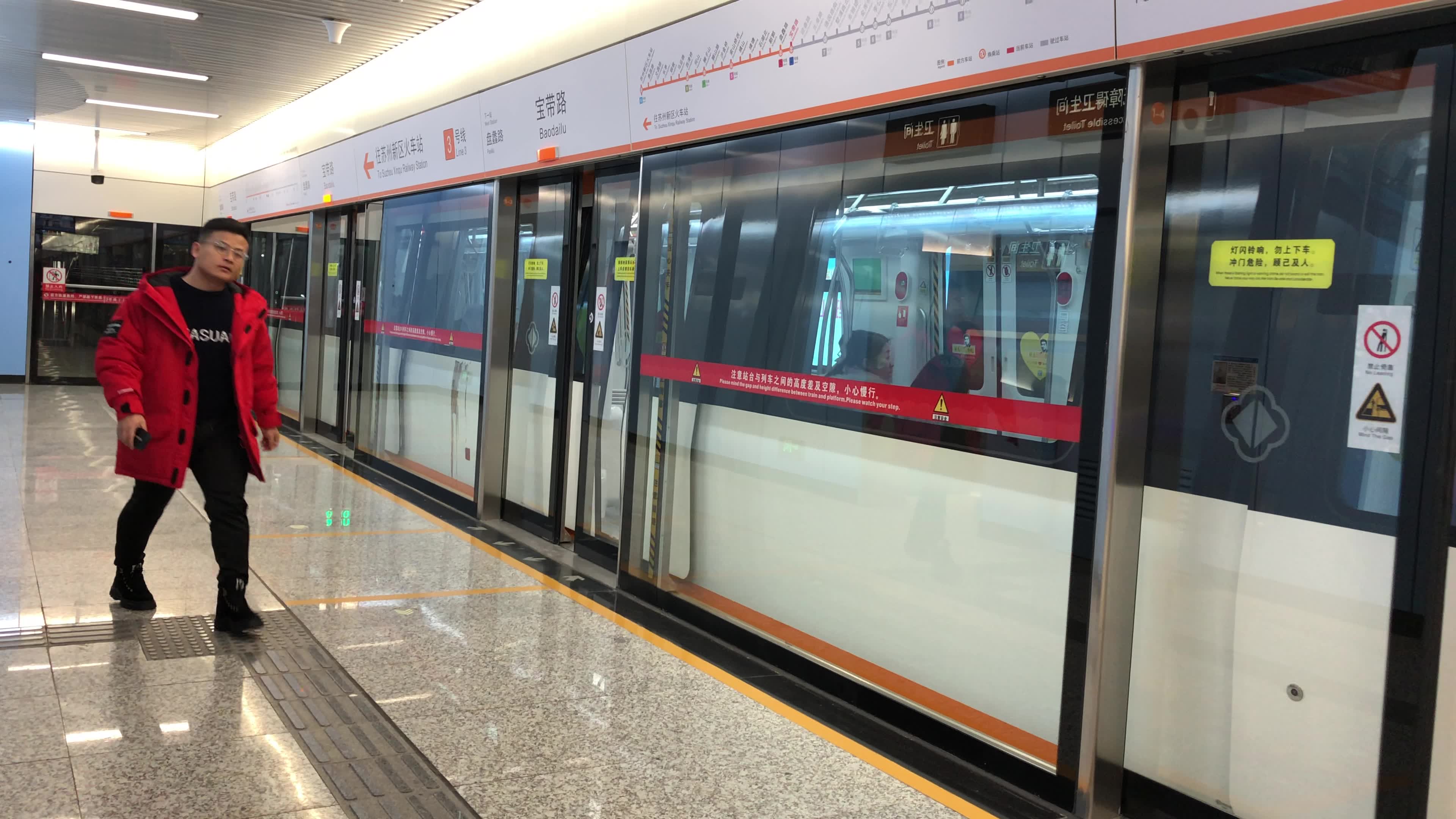 苏州地铁3号线03010号车宝带路往苏州新区火车站方向出站