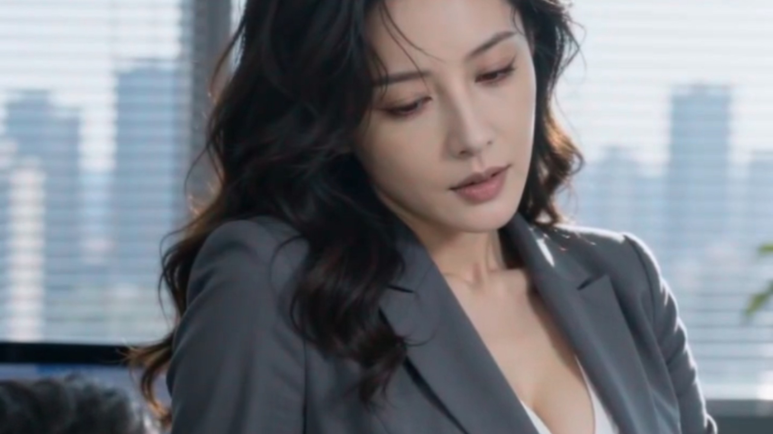 云载清希（5）肖云回家发现小希不在，坐实就自己猜测，肖云发现自己似乎没那么在意，周末她去陈总公司，陈总要回去一下，留下小徐对接工作