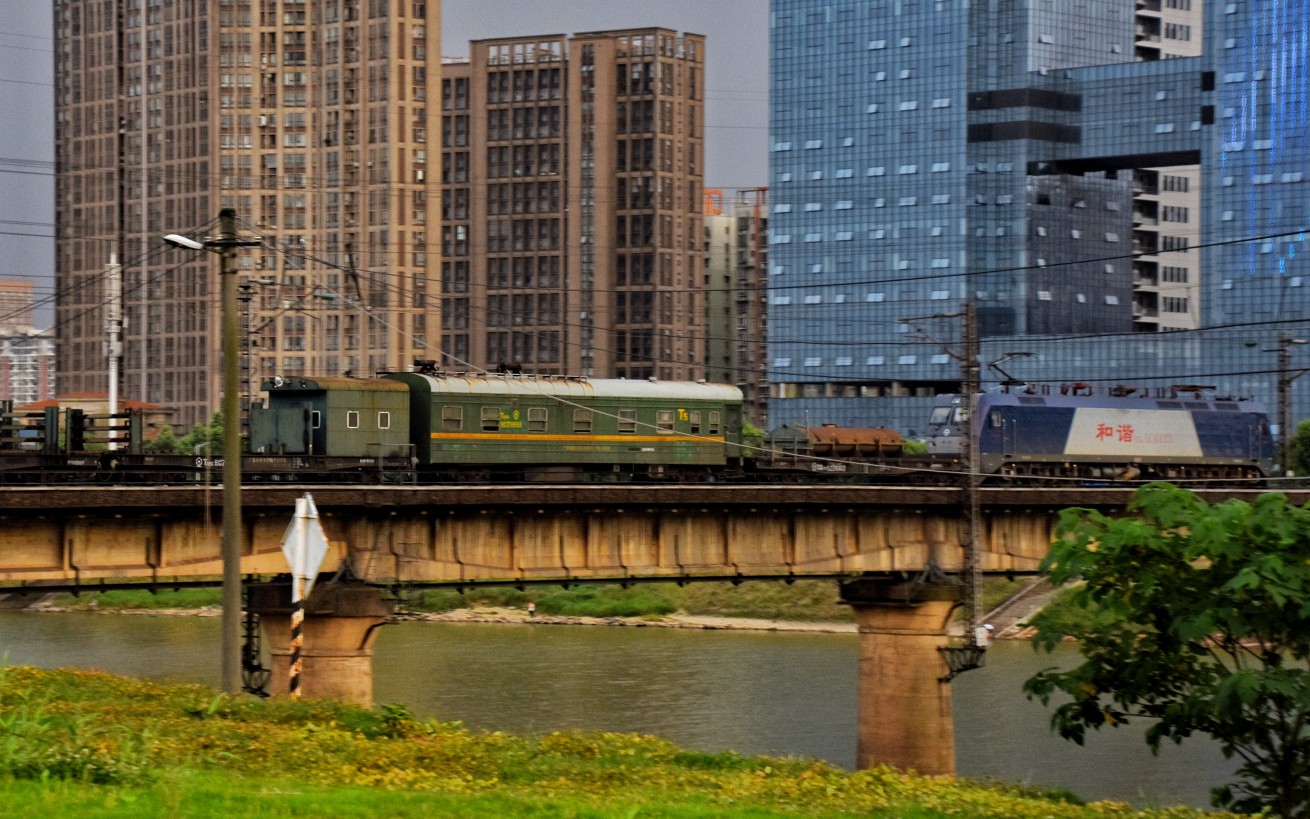 【京广铁路】货运列车通过长沙浏阳河大桥下行线往丝茅冲站方向(封面