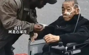 Скачать видео: 流浪汉给轮椅老人钱并仔细叮嘱：好好揣着别掉了，看哭网友