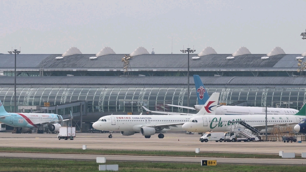 东航空客a320滑行出港