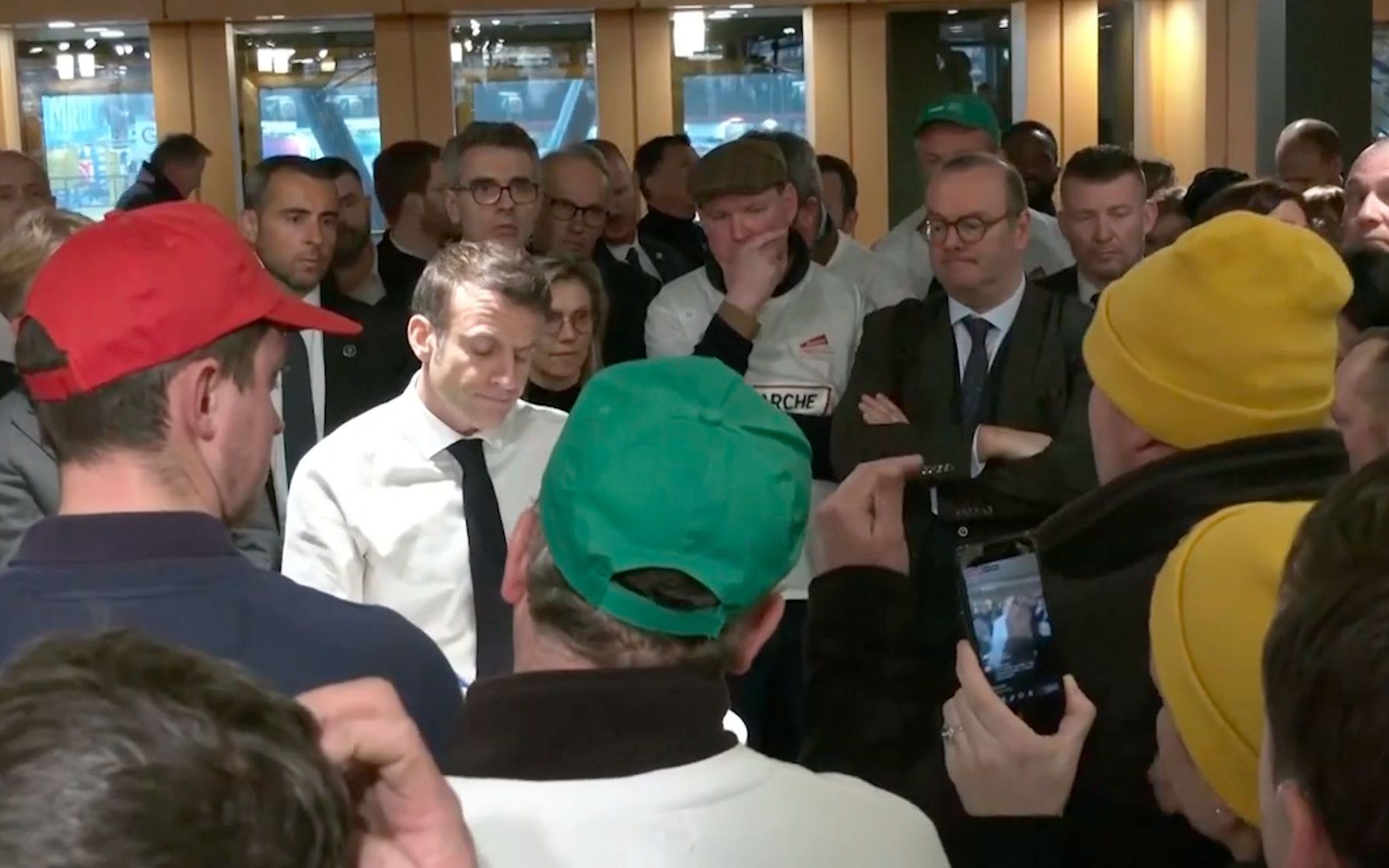 法国农民大闹巴黎农博会炮轰马克龙:慷慨援乌,留给我们残羹剩饭