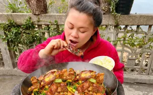 下载视频: 3根排骨一盆菜，配上辣椒先炸后炒，一人一锅爆辣下饭欧妹吃过瘾