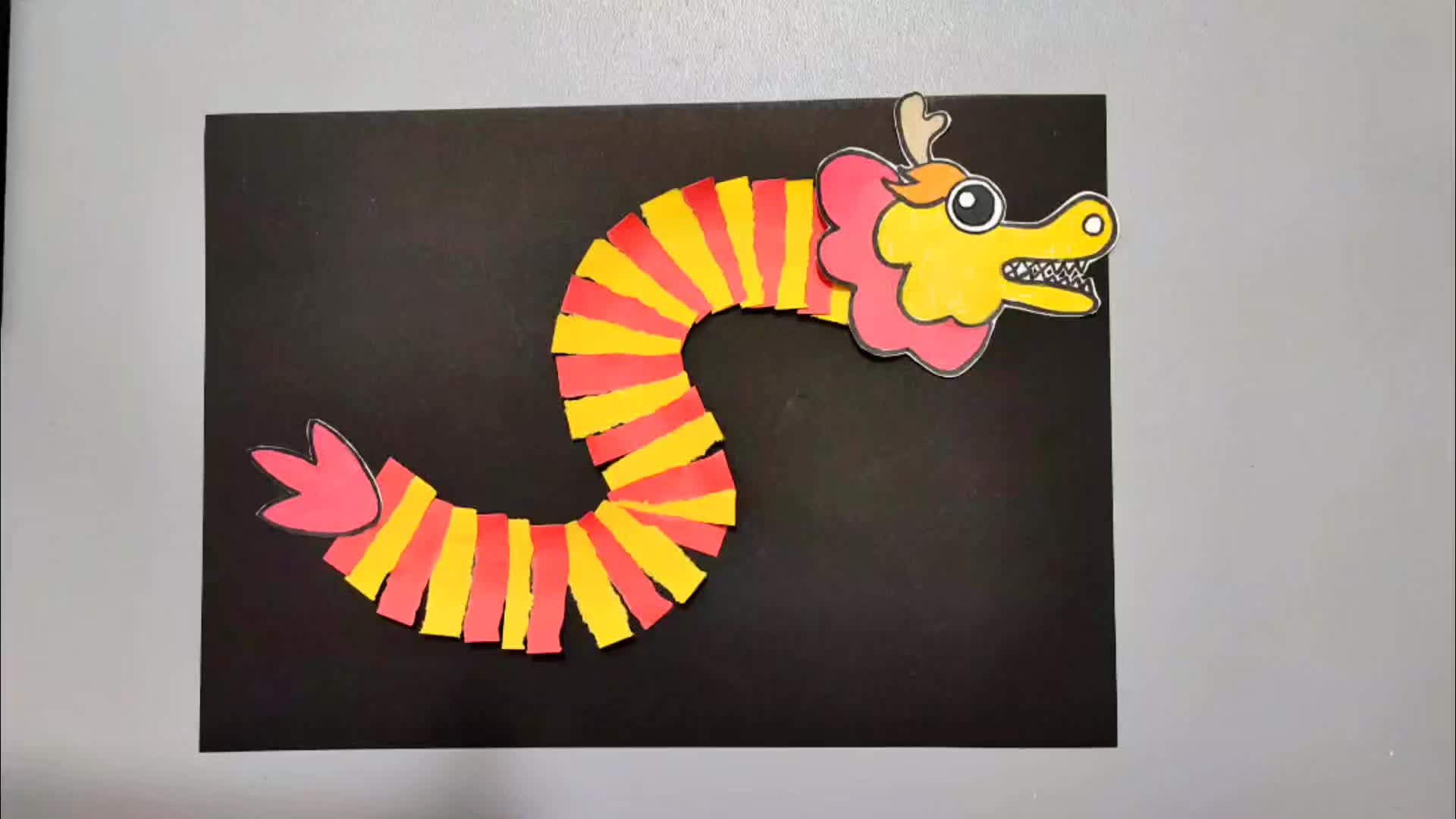 新年的一年龙年快到了,和孩子撕纸条做条好看的龙贴画吧