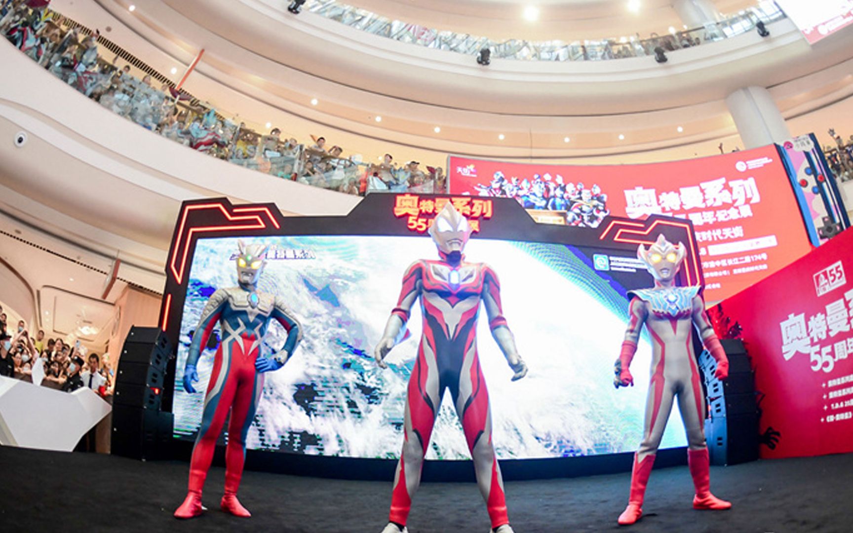 奥特曼55周年表演:赛罗泰迦捷德登场,整整16分钟,手都举酸了