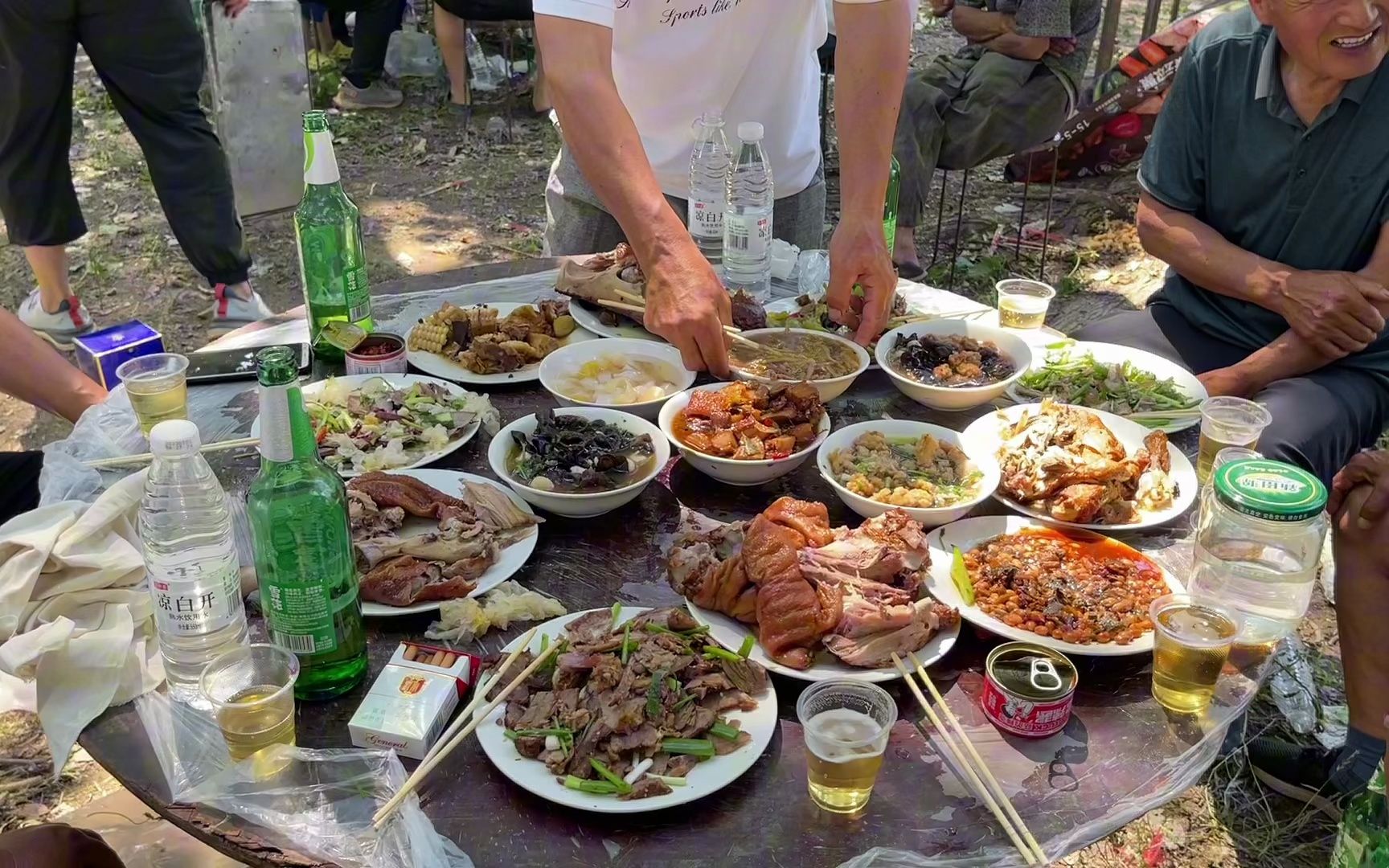 山东菏泽农村吃席现场,260元10个菜6个碗,大猪脸,双肘子,大肠