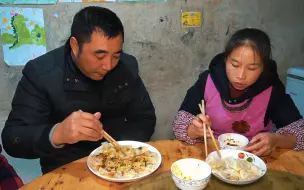 Descargar video: 包立春嘴馋，桃子姐做一锅饺子，包立春一人吃40个，真解馋