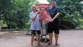 800买了一个烤鸭炉，阿米秘制“烤排骨”呲呲冒油，香气四溢