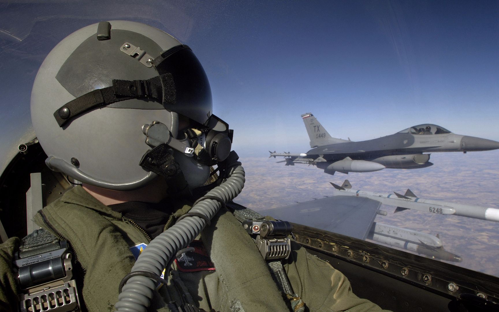 超音速战斗机飞行时,飞行员能够听到战斗机产生的音爆吗?