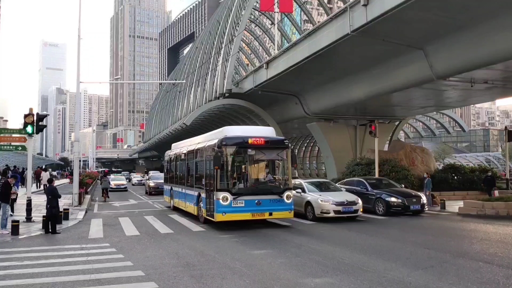 扬子江在线充无轨电车