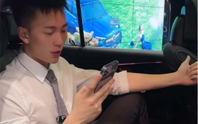 帅气的正装汽车销售