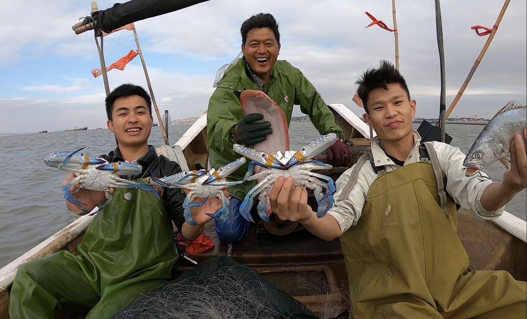 贵州粉丝来找阿阳体验赶海,运气加持直接爆网,螃蟹大鱼全抓爆