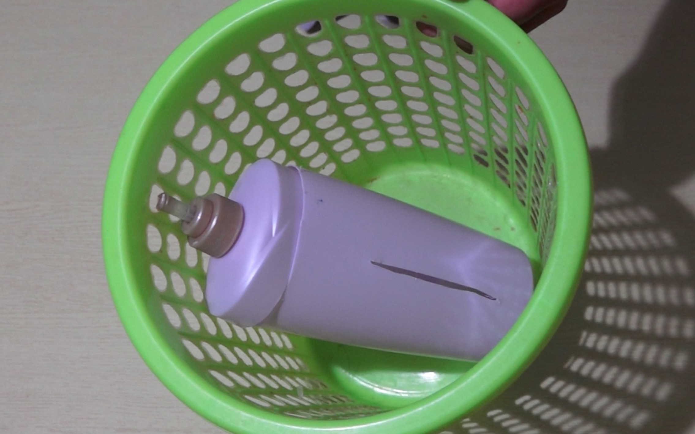才知道垃圾桶放一个洗发水瓶子的好处,废物利用,不知道太可惜了_哔哩